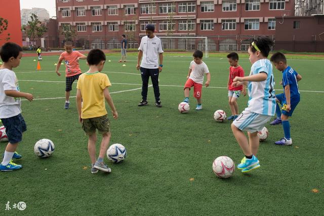 不到一年5次换帅，欧洲冠军教头无缘曼联米兰，将接手英超降级队
